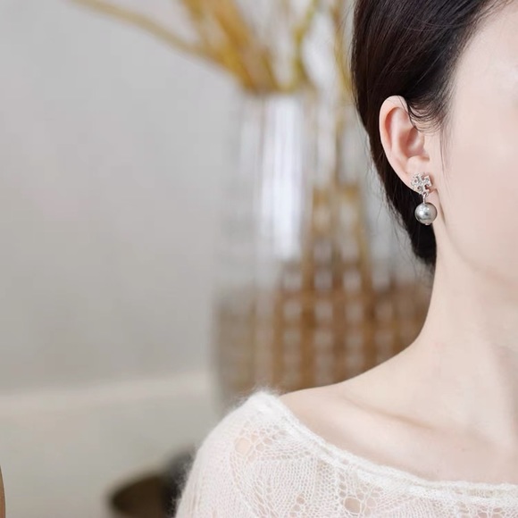 Tory Burch Small Silver Logo Gray Pearl Drop Earrings - Picture 7 of 10